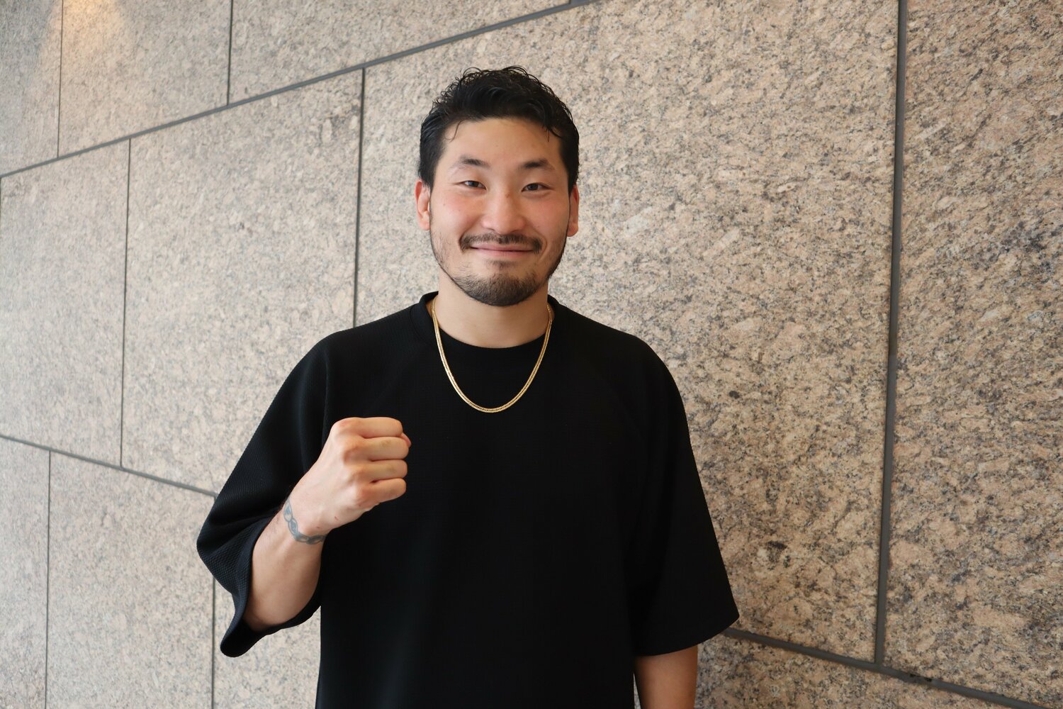 取材に応じてくれた岩佐。6月に引退を発表、今はボクサー時代から力を入れていた白髪染め店を複数経営。他の分野にも参入する起業家の一面も　©Masayuki Sugizono