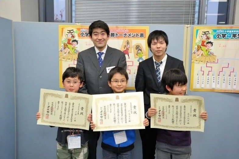 少年時代の藤井八冠（右）と伊藤七段（左）／著者提供