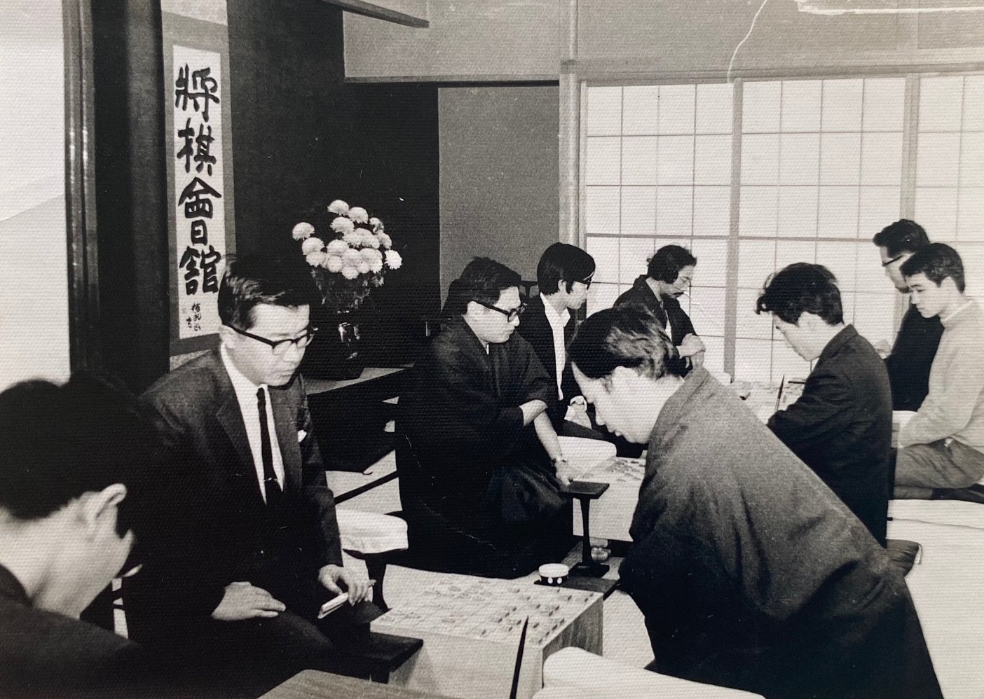 特別対局室での対局光景。右側の奥から升田幸三九段、二上達也八段、有吉道夫八段。床の間の「将棋会館」の掛軸は、将棋を愛好した洋画家の梅原龍三郎が揮毫したもの　©Noboru Tamaru