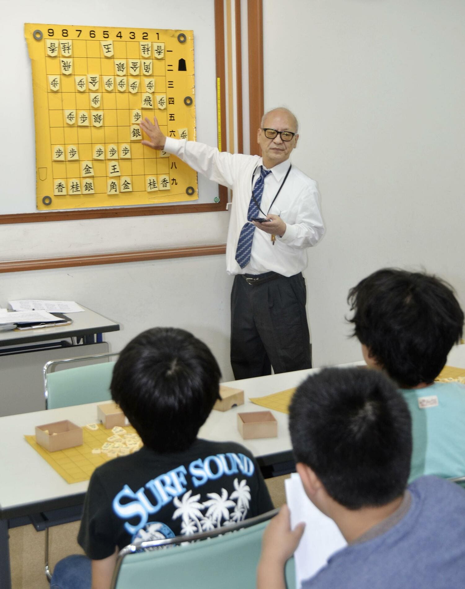 2017年、子供に指導する森七段　©Kyodo News