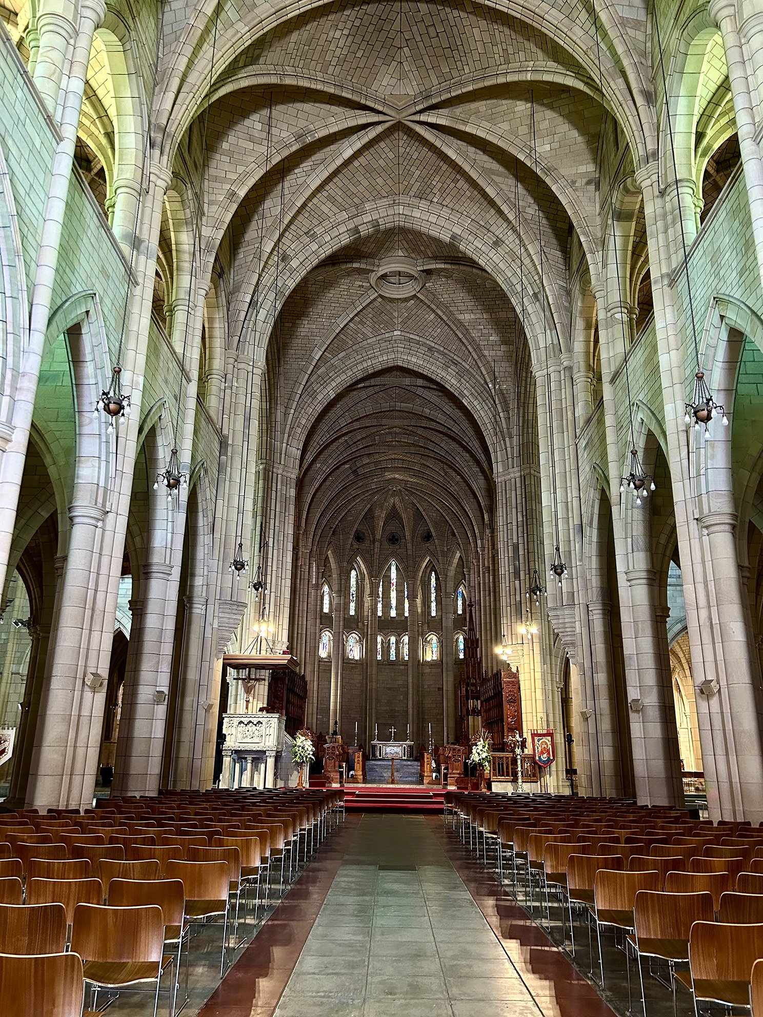 石造りアーチ天井が特徴のセントジョンズ大聖堂 ©Kokou Sekine