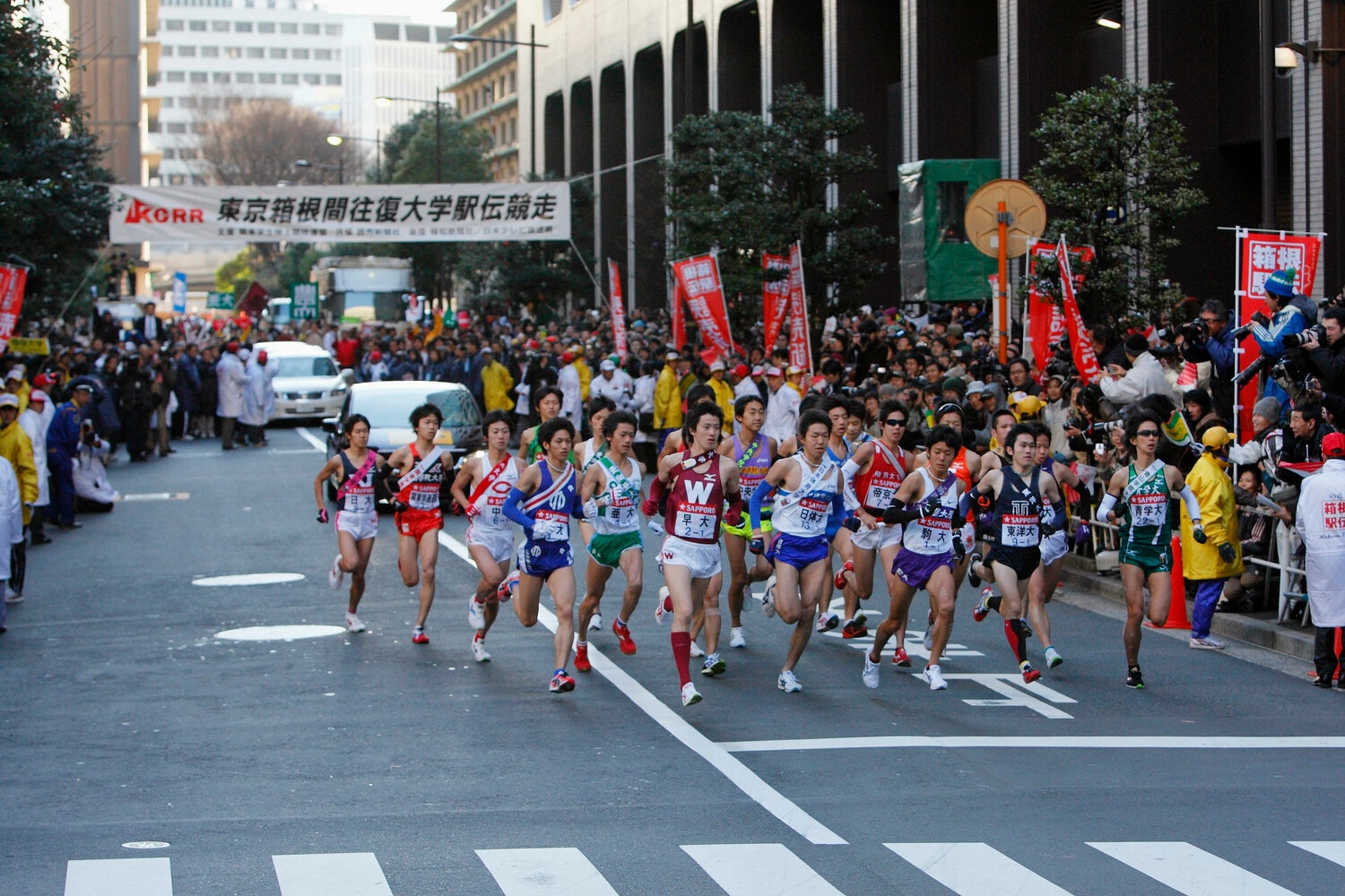 2009年の箱根駅伝、往路スタート直後。青学大の荒井輔（写真右端）は果敢な飛び出しを見せた　©AFLO SPORT