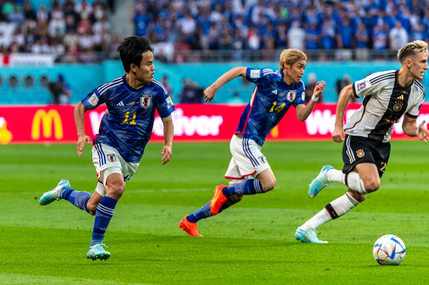 久保（左）も伊東も前半は守備に追われ、持ち前の攻撃力を発揮できなかった　©Takuya Sugiyama/JMPA