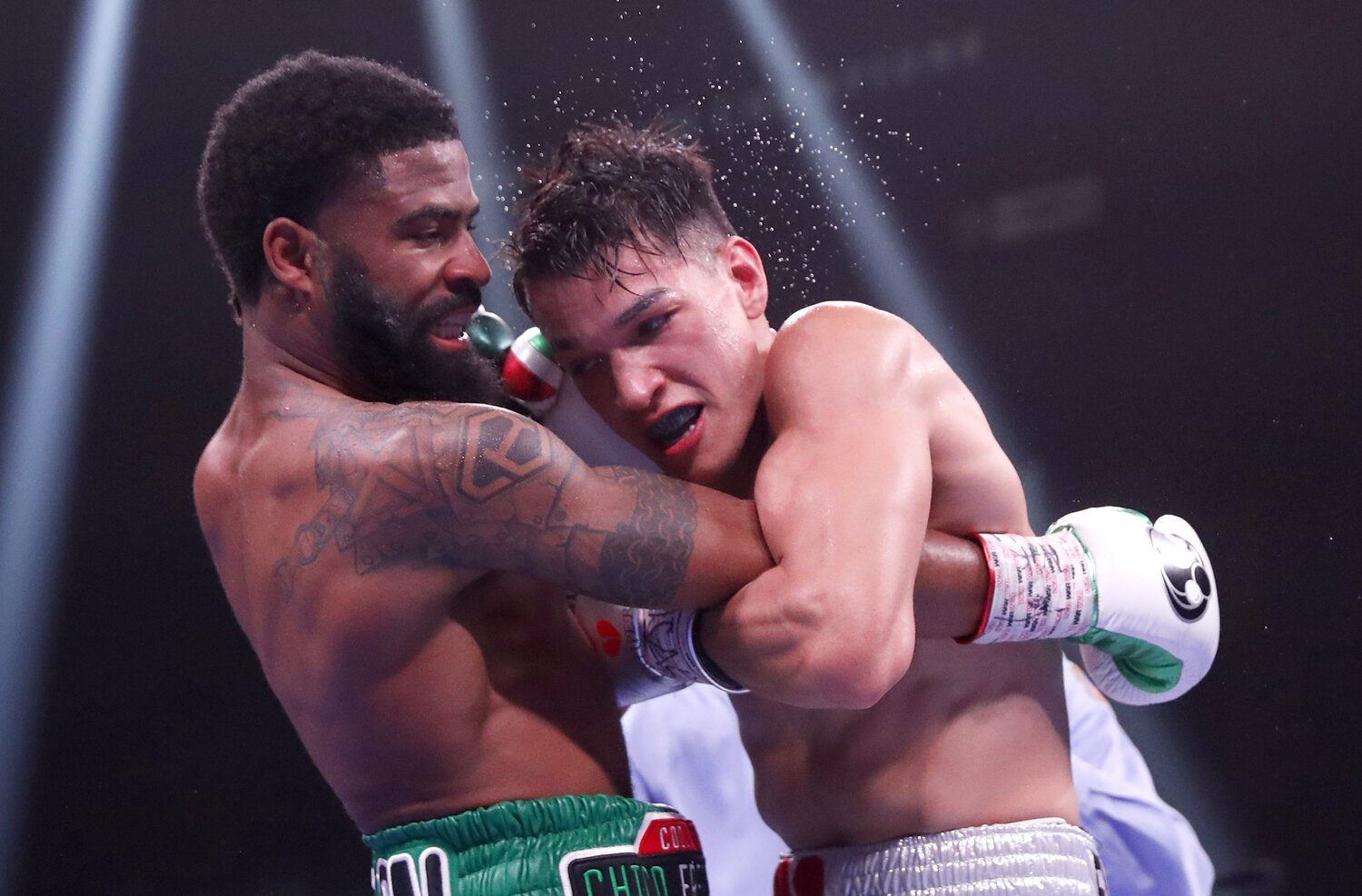 WBC・WBO世界スーパーバンタム級王座統一戦でブランドン・フィゲロア（右）に判定勝ちを収めたフルトン（2021年11月27日）　©︎Getty Images