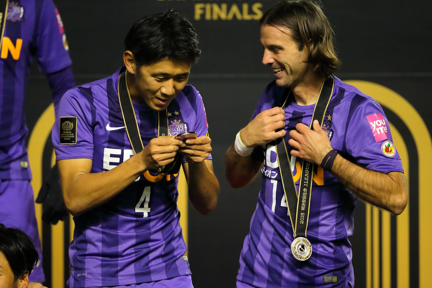 2015年、森保一監督のもとでリーグ優勝を果たしたサンフレッチェ広島時代のミキッチとチームメイトの水本裕貴　©Getty Images