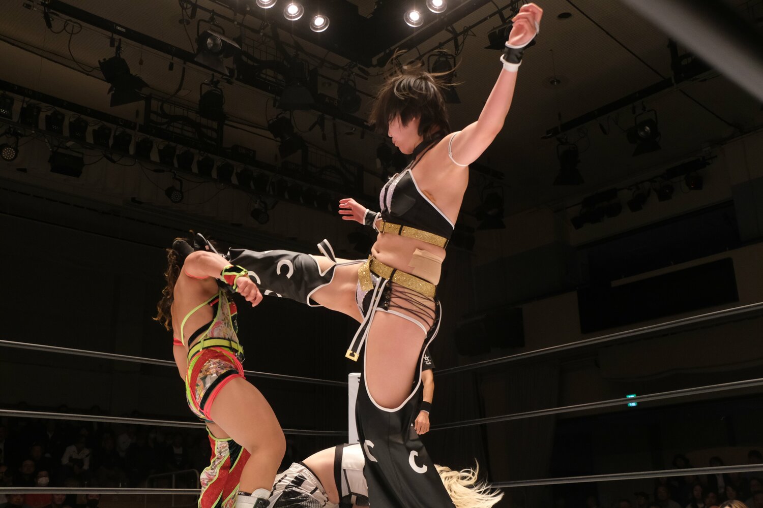 177センチの長身から繰り出すブーツ(2枚目)