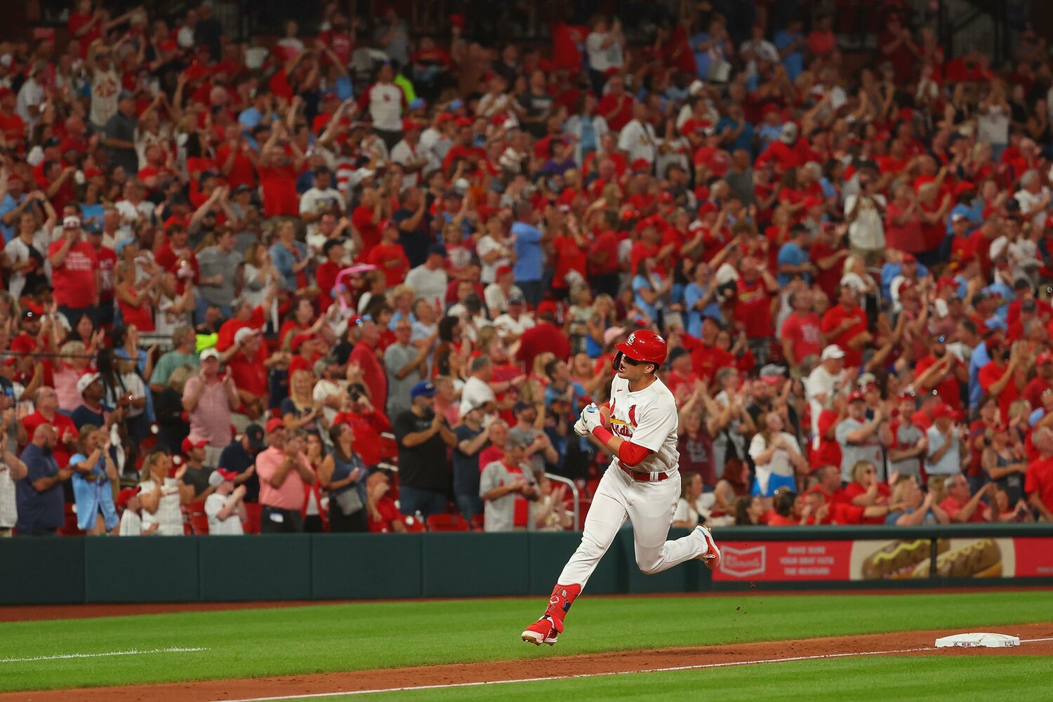 本塁打を放ったヌートバーを称えるセントルイスの大観衆（2022年）　©Getty Images