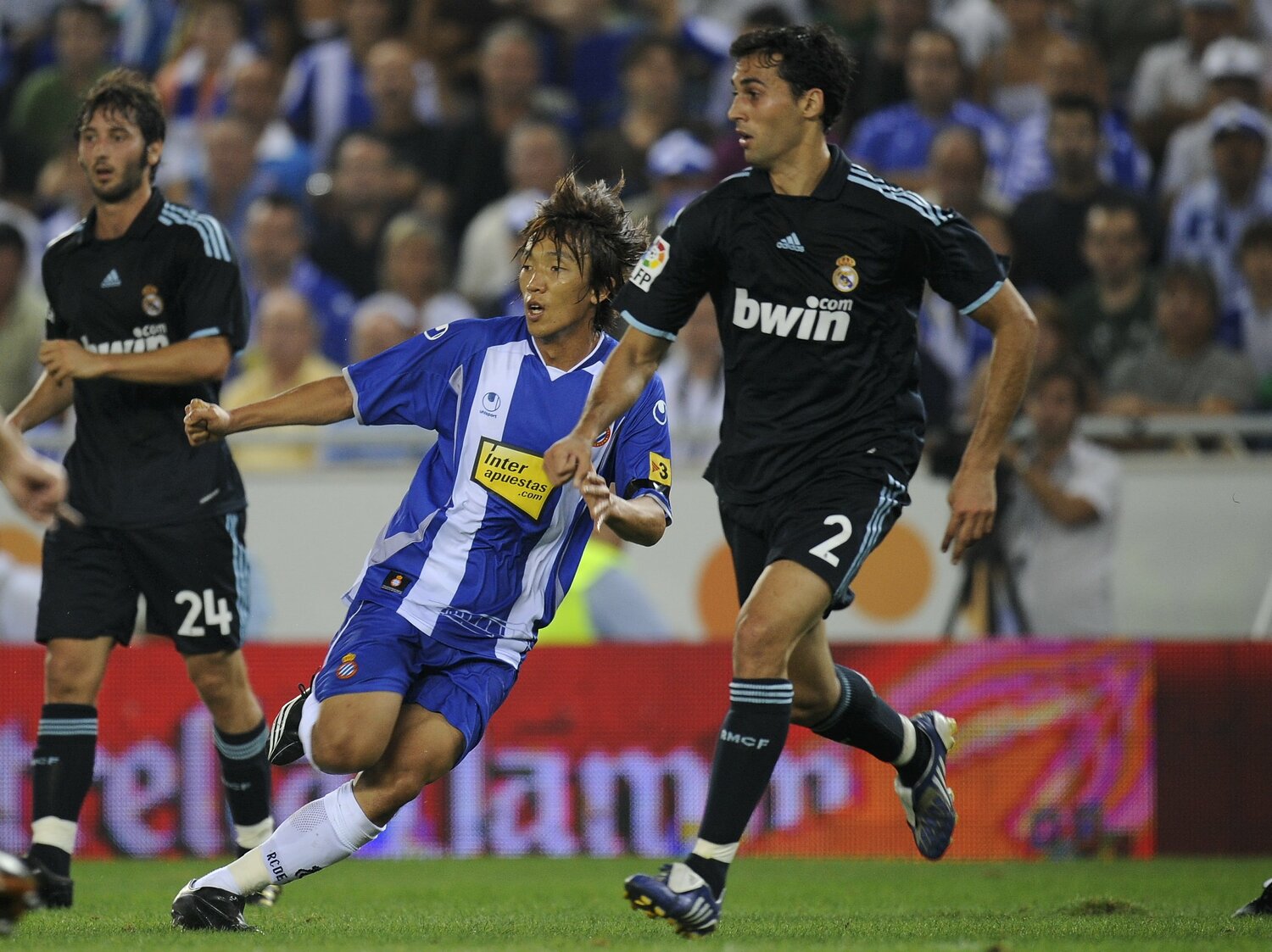 2009年、エスパニョール時代の中村俊輔とマッチアップするアルベロア　©Takuya Sugiyama