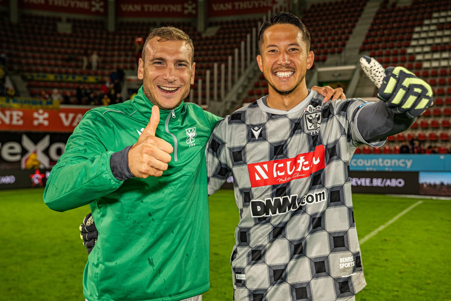 シント＝トロイデンGKのジョー・コッペンズと　©STVV