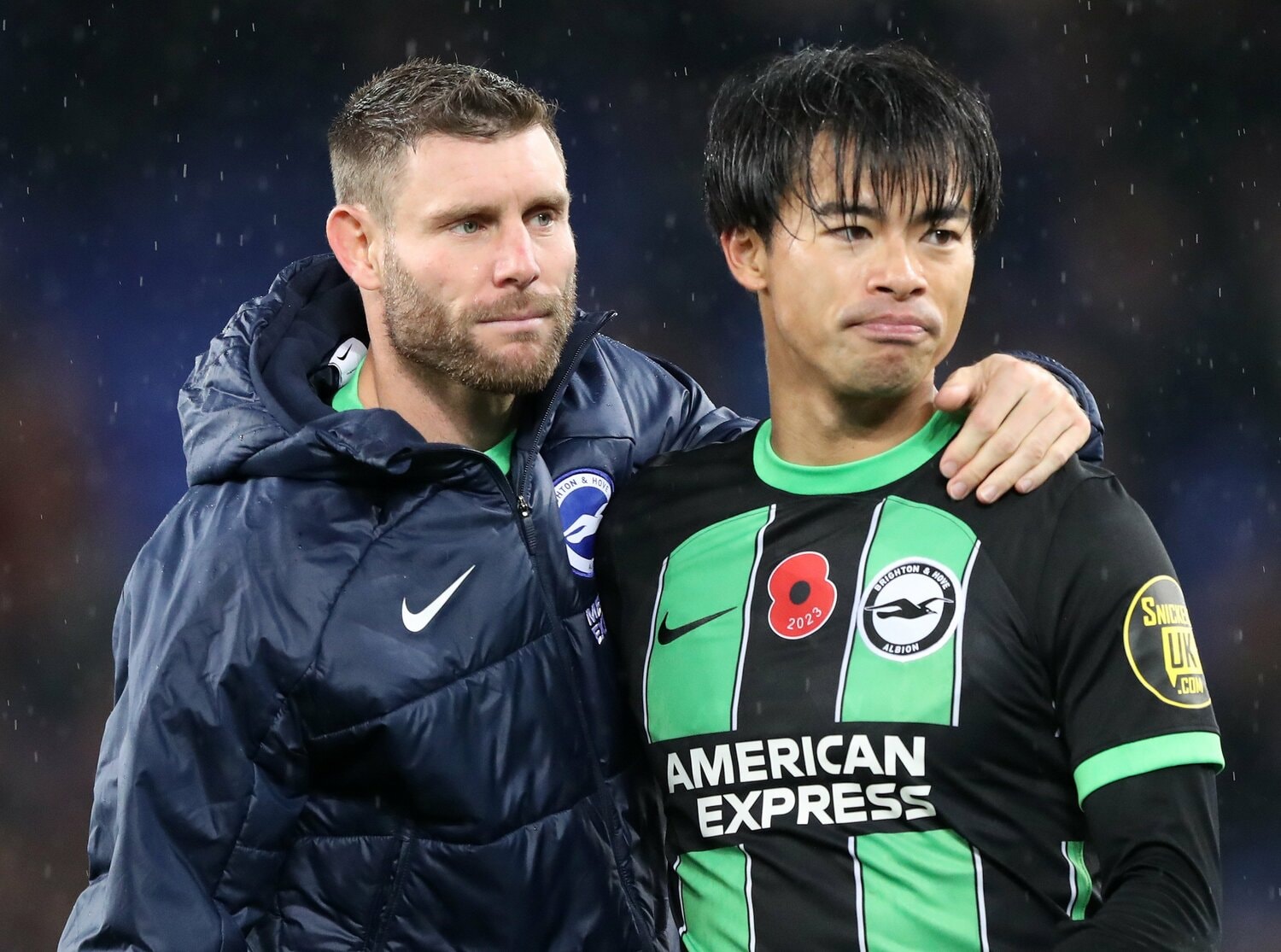 試合後、悔しそうな表情の三笘に歩み寄るミルナー　©AFLO