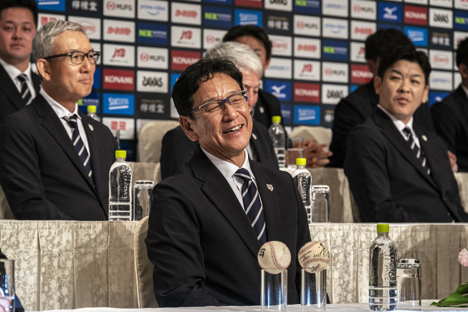 26人のコメントの後、記者からの質問に対する岡本和真の回答に笑みを浮かべる。会見後、18時過ぎに成田を出て、首相官邸へと向かった　©Takuya Sugiyama