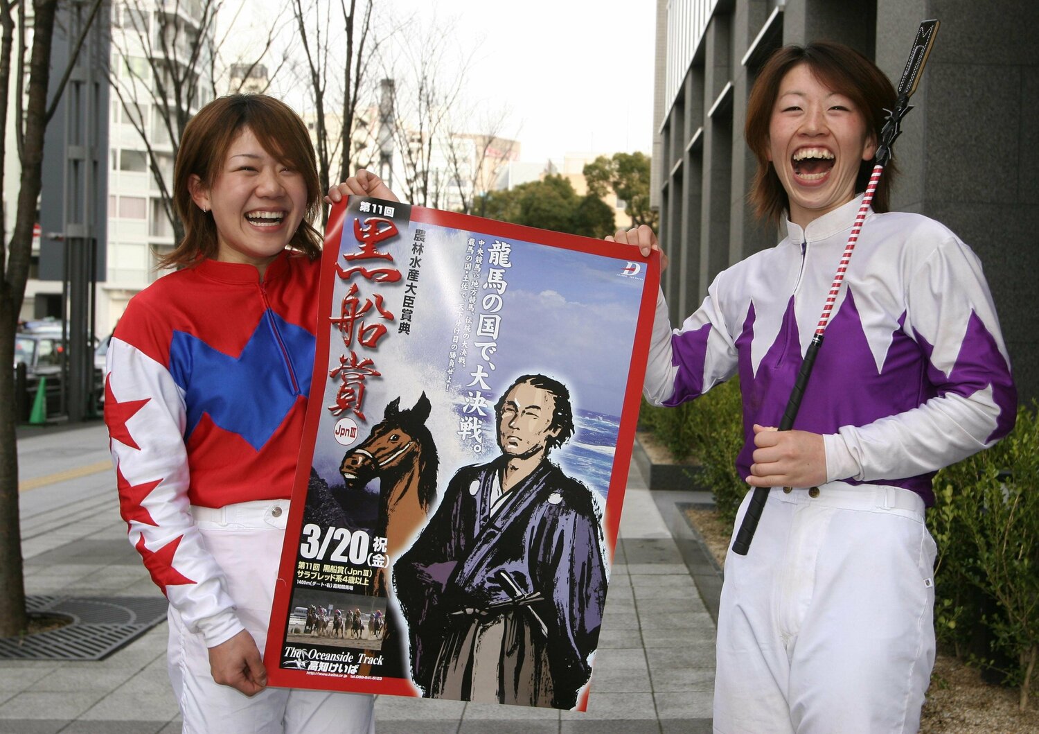 2004年のレースを最後にハルウララが引退し、高知競馬が厳しい状況にあった中で話題を呼んだ女性騎手の存在（左から別府真衣、同期の森井美香）　©Sankei Shimbun