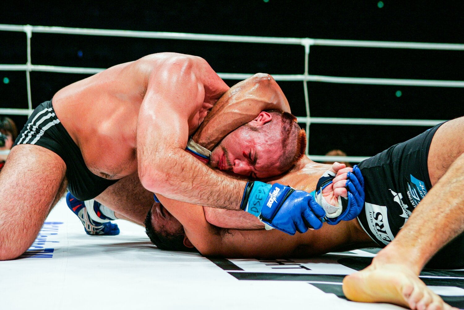 ノゲイラがヒーリングに仕掛けたスピニングチョーク　©Susumu Nagao