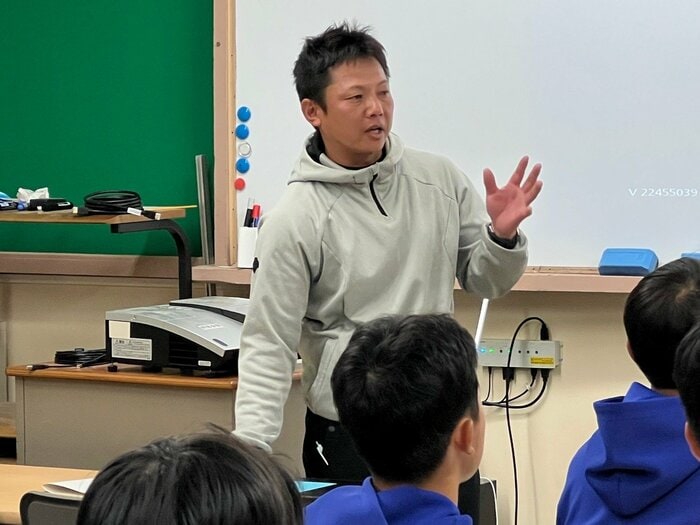 「教えすぎると、子供たちが迷うんで…」打者は全員両打ち＆ノーサイン野球で“大阪府大会ベスト16”進出…ナゾの府立高を育てた監督の正体は？＜Number Web＞ photograph by Takeshi Shimizu