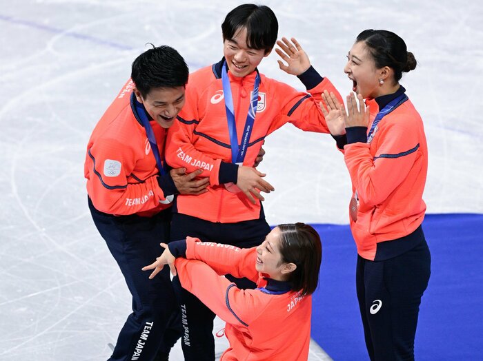 「次のオリンピックで…」りくりゅう、坂本花織、鍵山優真が“話し合った日”…個人戦メインのフィギュアで、日本代表はなぜ“最高のチーム”だったのか？＜Number Web＞ photograph by Asami Enomoto／JMPA