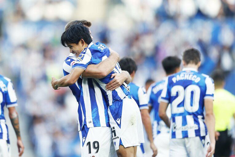 「KUBOコール」や「武房、シャツくれませんか」日本語メッセージの少年、猛プレスに感謝のハグ…“久保建英リーガ100戦目の進化”を撮った(17)