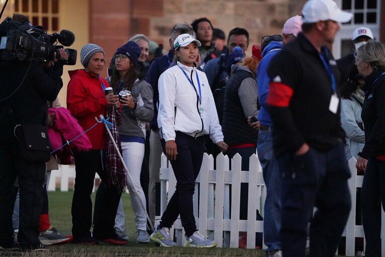 会場に残ってブハイの勝利を見届けた渋野　©︎Shizuka Minami