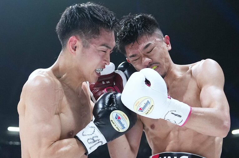 得意のアウトボクシングではなく接近戦を選び、堅いガードで中谷潤人と熱戦を繰り広げた西田凌佑。元王者・伊藤雅雪は西田の戦いを高く評価した ／ photograph by Naoki Fukuda