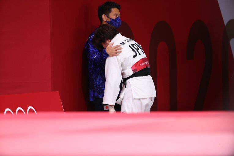 東京五輪・女子63kg級2回戦で、オズドボンブワフ（ポーランド）に一本負けを喫した田代未来。守安由充コーチのもとで涙に暮れた　©︎JMPA