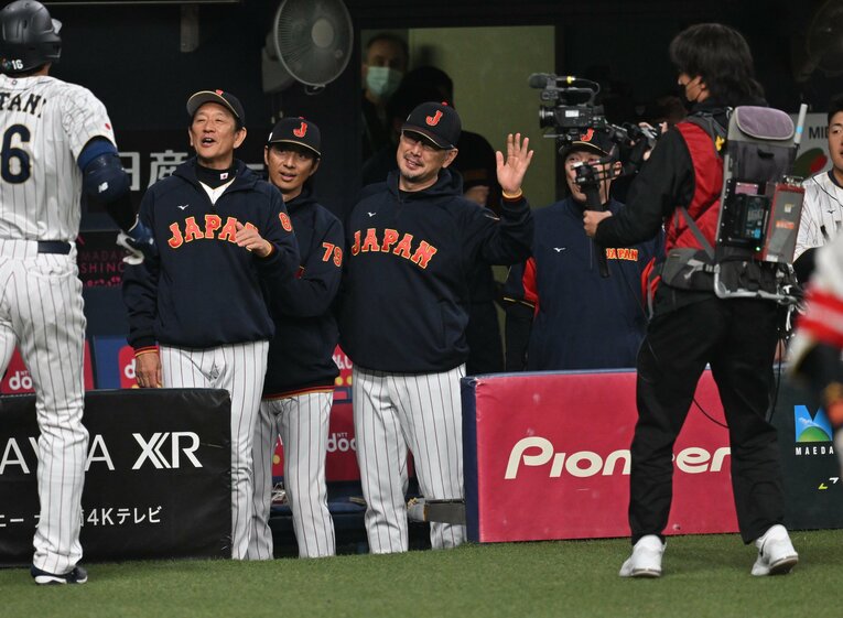WBC日本代表を支える吉井投手コーチ（中央）　©Naoya Sanuki
