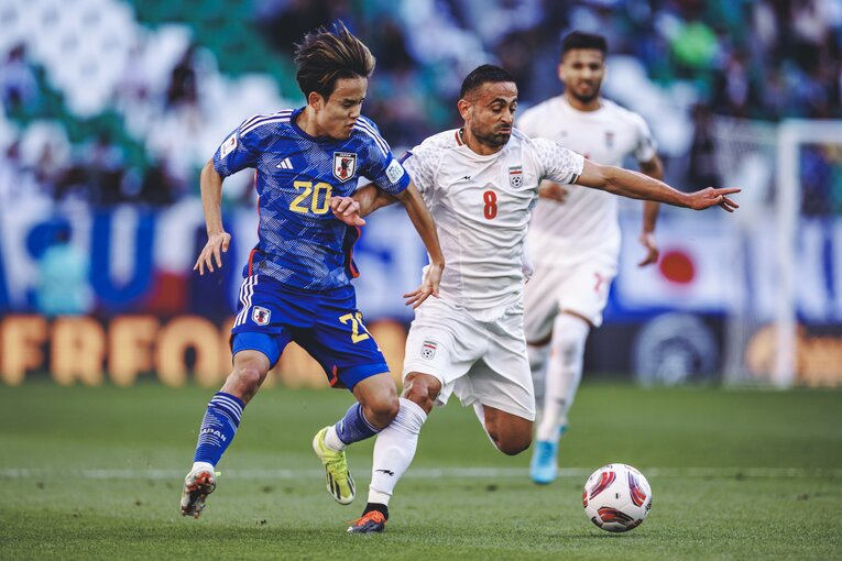 球際の攻防で強さを見せるイランのオミド・エブラヒミ　©Kiichi Matsumoto