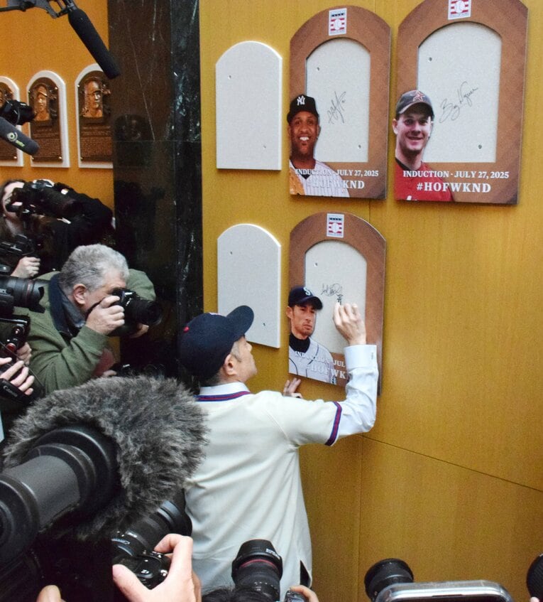 自身のレリーフが飾られる予定の場所にサインするイチローさん　©JIJI PRESS