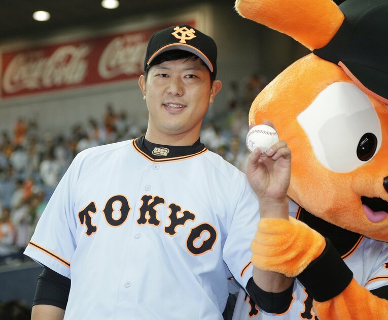 2016年6月1日、シーズン初勝利を挙げてウイニングボールを掲げる内海哲也　©JIJI PRESS