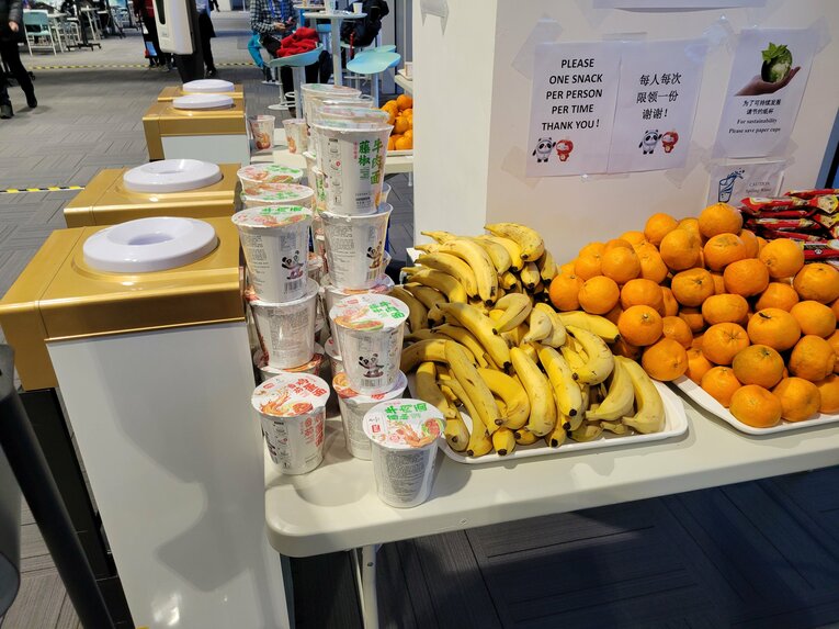 メディアセンターではカップ麺（2種類）・果物・お菓子などが無料で提供されていた（筆者撮影）