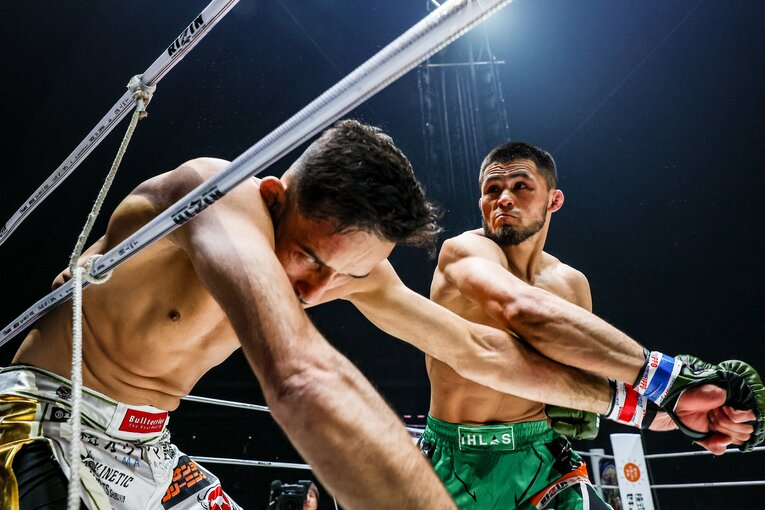 シェイドゥラエフの猛烈なラッシュで崩れ落ちるクレベル　©RIZIN FF Susumu Nagao