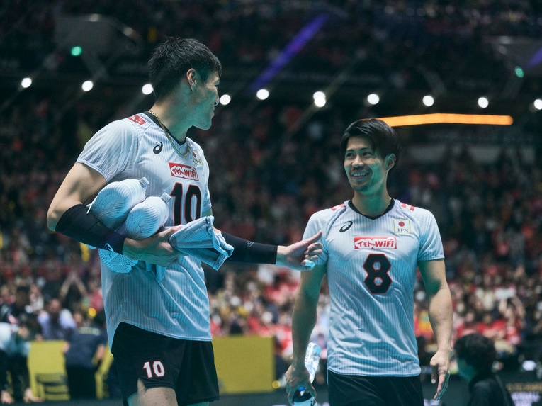 勝利したチュニジア戦後、言葉をかわしていた高橋健太郎と関田誠大　©︎Yuki Suenaga