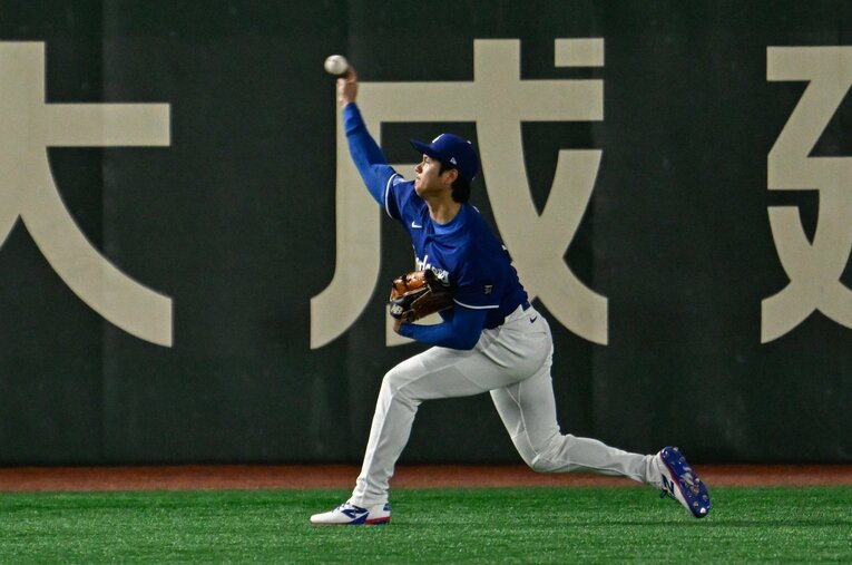 東京シリーズの試合前、外野でピッチング練習を行う大谷。小早川毅彦氏は「投手・大谷」の復調具合を現場でどう見たのか？ ／ photograph by Nanae Suzuki