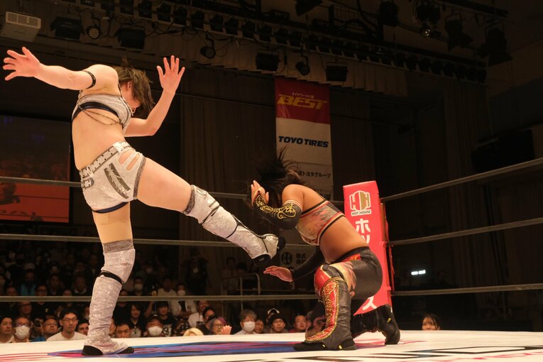 岩田の顔面を何度も蹴り飛ばした安納