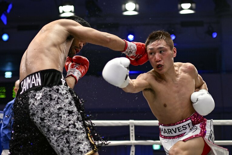 小國以載の右ボディストレート。タパレスは露骨に嫌がる素振りを見せる　©Hiroaki Finito Yamaguchi