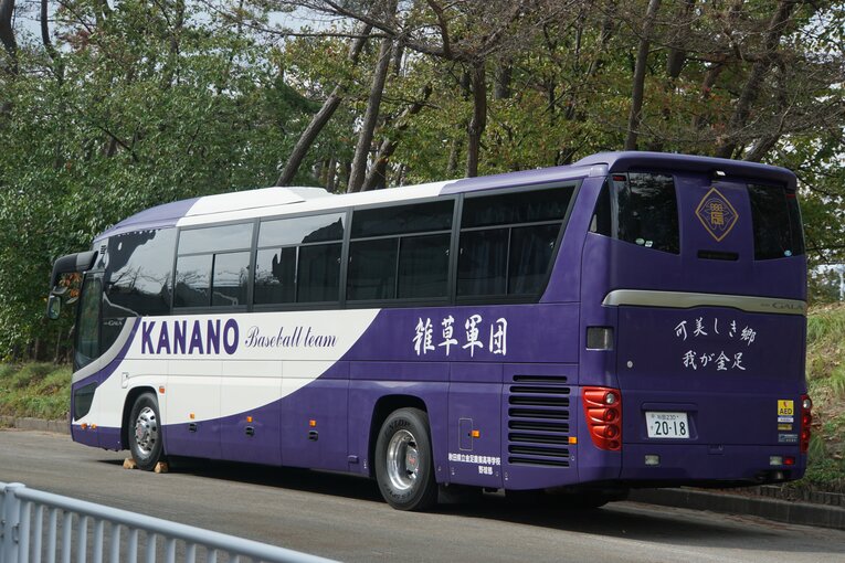 「2023年」金足農ナインをのせたバス　©Kei Nakamura