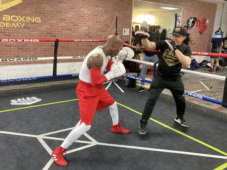 自らのジムでキューバ人ボクサー、ヨルデニス・ウガスを指導するサラス　©Soichi Hayashi Sr.