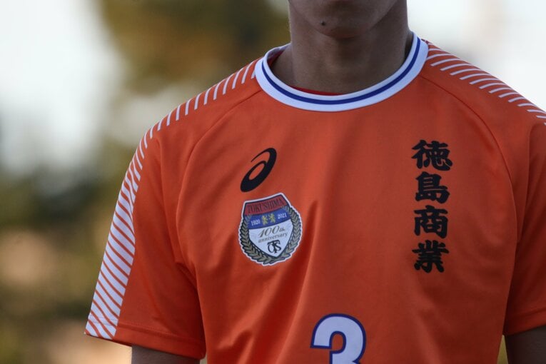 復刻ユニフォームに刻まれた100周年記念ロゴ　©︎Takahito Ando