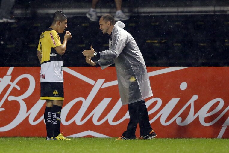 2014年、ブラジルで指揮を執る呂比須　©Getty Images