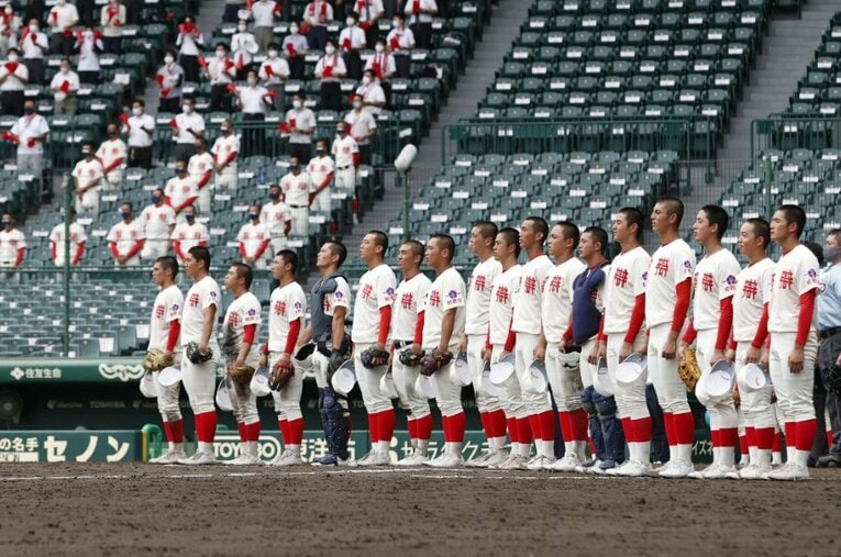 夏の甲子園、8月24日の智弁和歌山－高松商にて勝利した智弁和歌山ナイン。 ／ photograph by KYODO