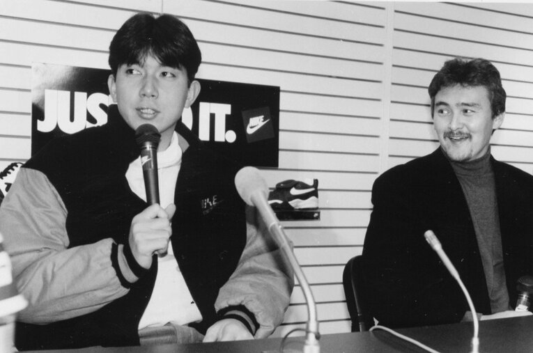 野茂は団野村（右）を代理人として交渉に臨み、野球協約を読み込んで決定的な盲点を見つけだした　©KYODO