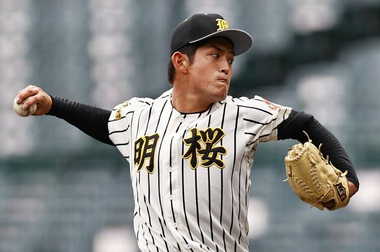 “2度目の”帯広農戦で2失点完投した風間球打（明桜）。試合は4-2で明桜の勝ち。風間は今大会注目ナンバーワン右腕と評価されている ／ photograph by KYODO