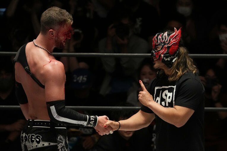 クリス・ブルックスとシングルマッチの約束をかわすエル・デスペラード　©Masashi Hara