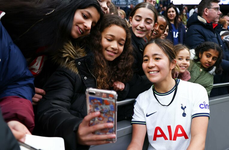 ファンに写真を求められる岩渕真奈　©︎REX/AFLO