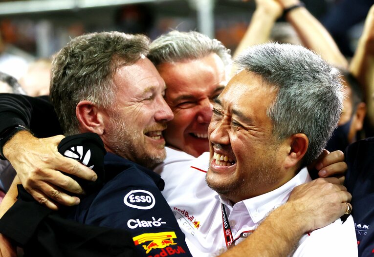 レッドブル代表のクリスチャン・ホーナー（左）と山本雅史氏の信頼関係も当初から強固なものだった