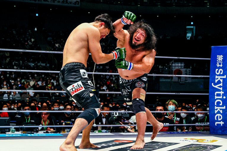 ヘビー級ならではの迫力満点の打撃戦　©RIZIN FF Susumu Nagao