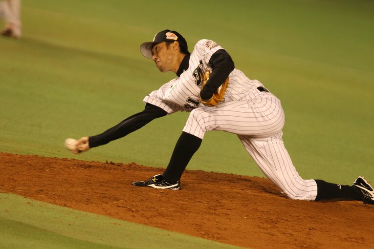 ロッテで球界屈指のサブマリンとして活躍した父・俊介さん　©︎BUNGEISHUNJU