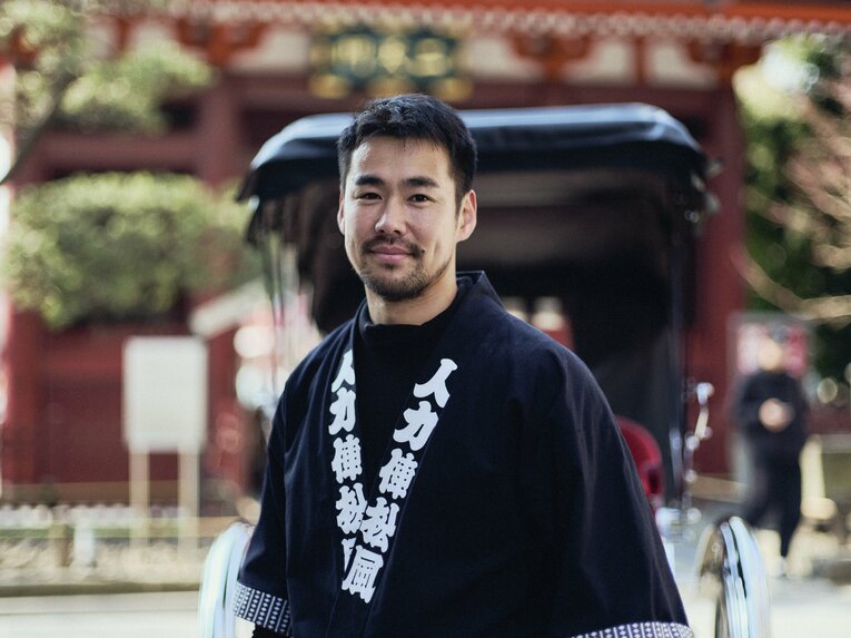 【人力車でバーチャル浅草さんぽ】元ラグビー日本代表…ムキムキの児玉健太郎さんが引く人力車で浅草を回った気になれる！　人力車夫のお仕事風景を見る　©︎Yuki Suenaga
