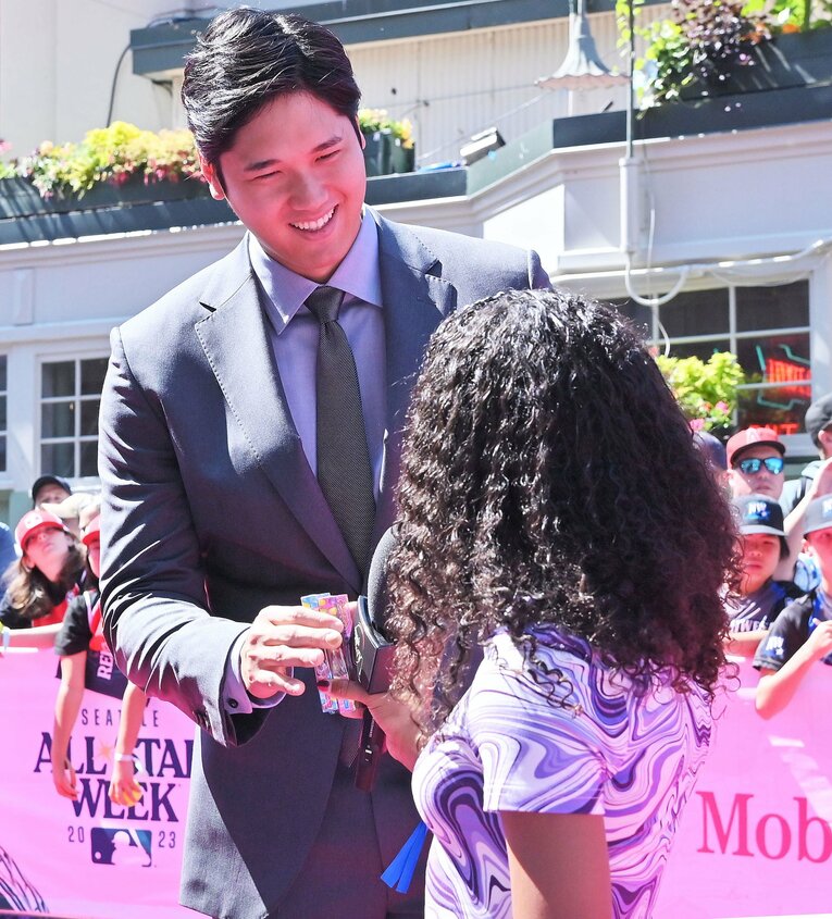 オールスターの試合前のレッドカーペットで「子どもリポーター」の女の子からお菓子をプレゼントされる大谷　©︎JIJI PRESS