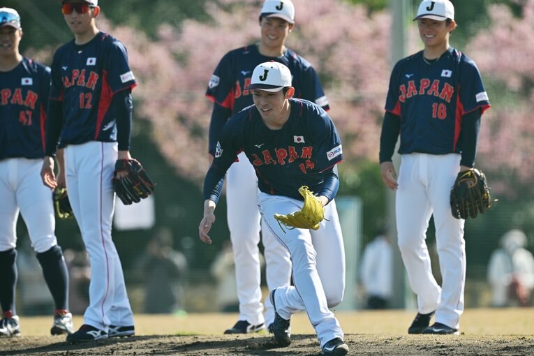 佐々木朗希を見つめる山本由伸ら　©Hideki Sugiyama