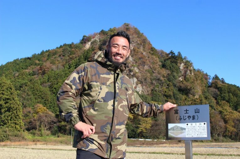 富士山ならぬ「ふじやま」をバックにポーズを決める手塚裕之。自然を利用したトレーニングで野生の勘に磨きをかけている ／ photograph by Number Web