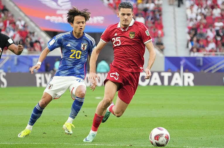 2024年1月のアジア杯、日本vsインドネシア。久保建英とデュエルするジャスティン・ハブナーはセレッソ大阪所属でオランダにルーツを持つ1人だ ／ photograph by Masashi Hara/Getty Images
